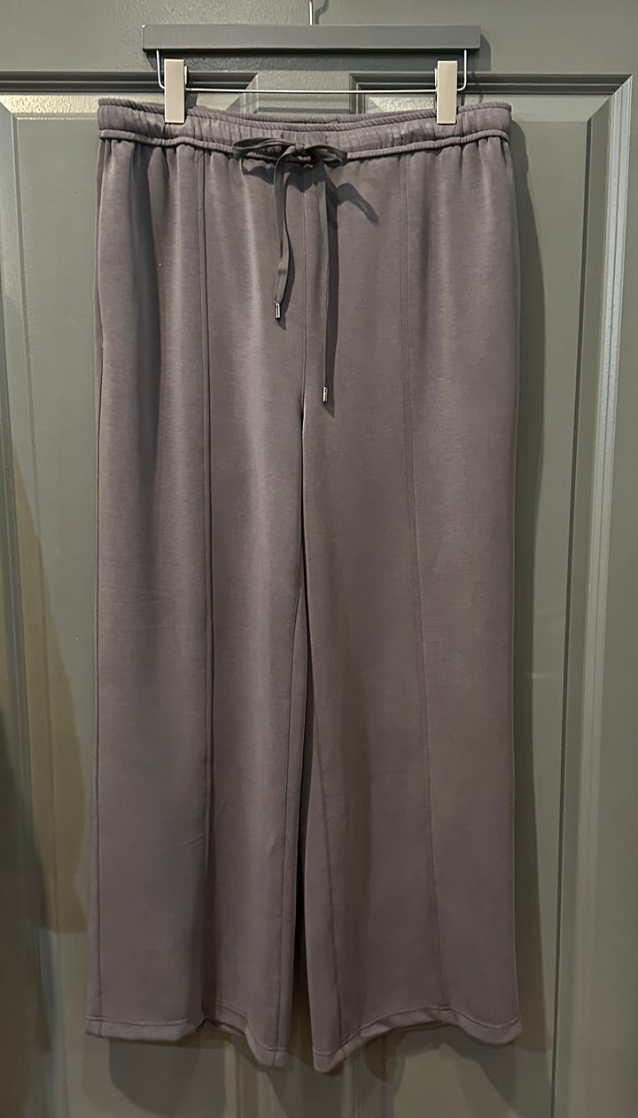 Super soft pants with pockets—true-to-size and slightly long for cozy, confident style women 30+ will love.









