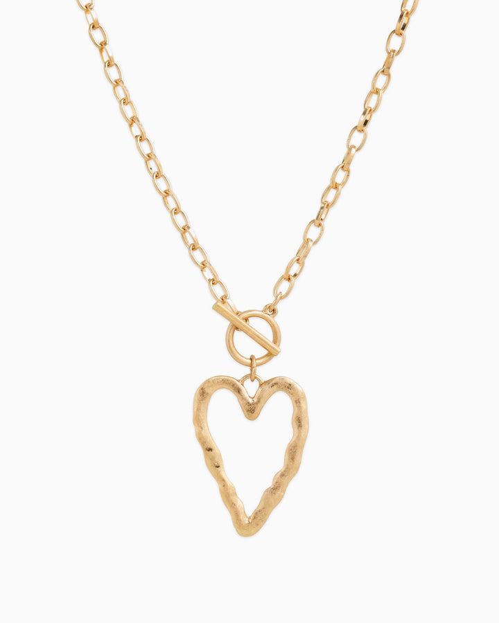 Sessori large hammered heart toggle necklace in gold with oval link chain pendant