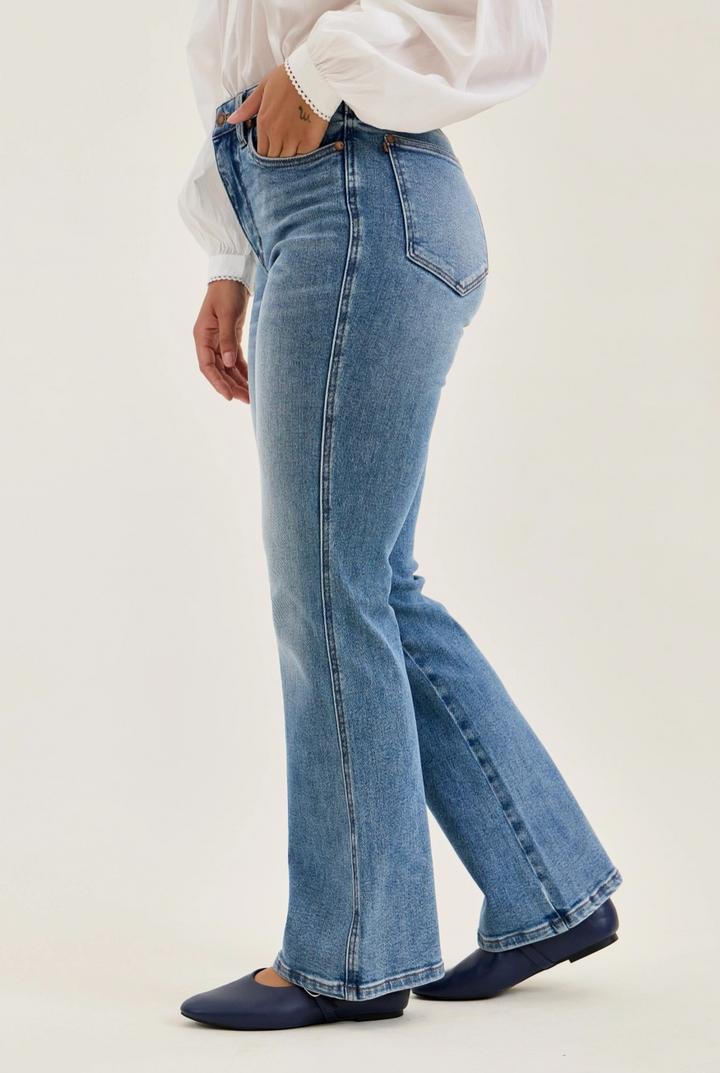 Judy Blue HW Daisy Bootcut Instant Classic