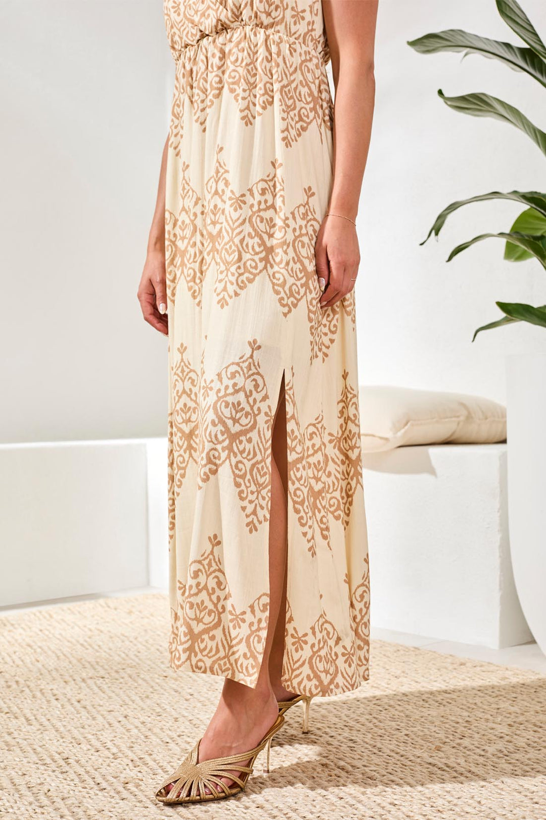 Sleeveless maxi dress in canvas with gold damask print featuring front slit